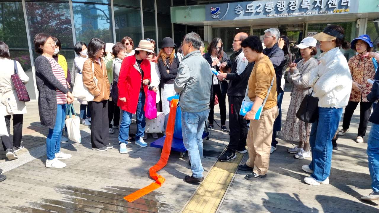 연수구 송도2동 행정복지센터는 지난 25일 통장자율회를 대상으로 2025년 1분기 통장 소양 교육과 여름철 자연재난 대비 양수기 가동 훈련을 진행했다
